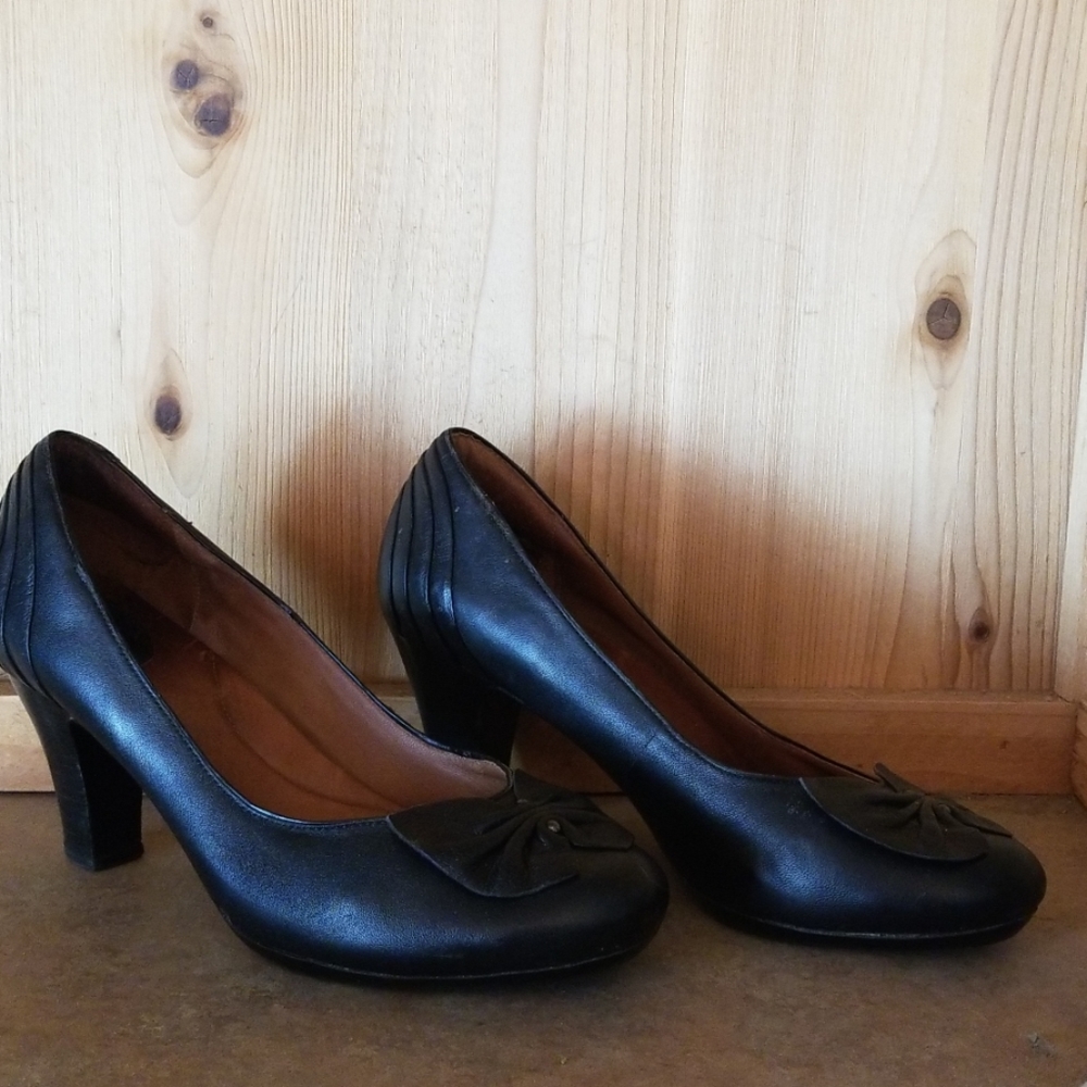 Clark's artisan leather pumps size 10M